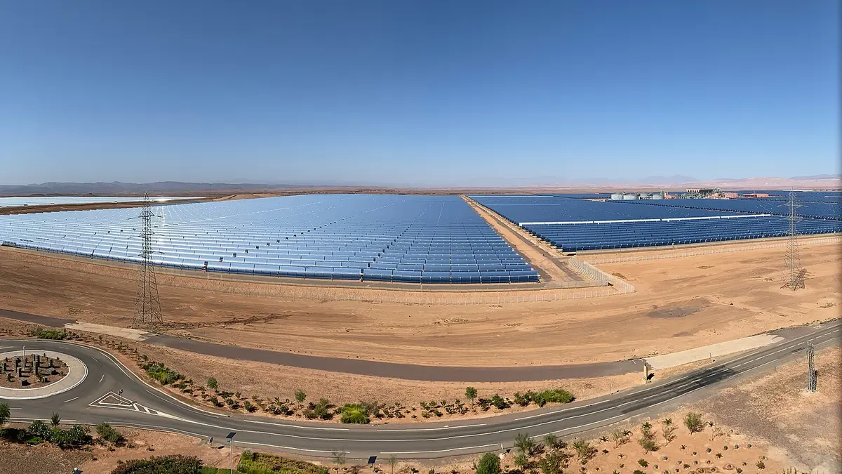 Campos de colectores cilindro-parabólicos de las plantas Noor 1 y Noor 2 en el desierto de Ouarzazate, Marruecos