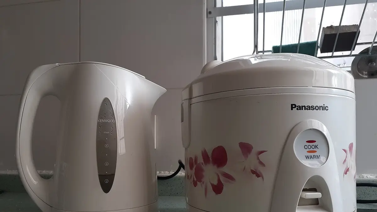 Panela de arroz elétrica: quanto consome, quanto gasta em pesos chilenos e se compensa frente ao fogão