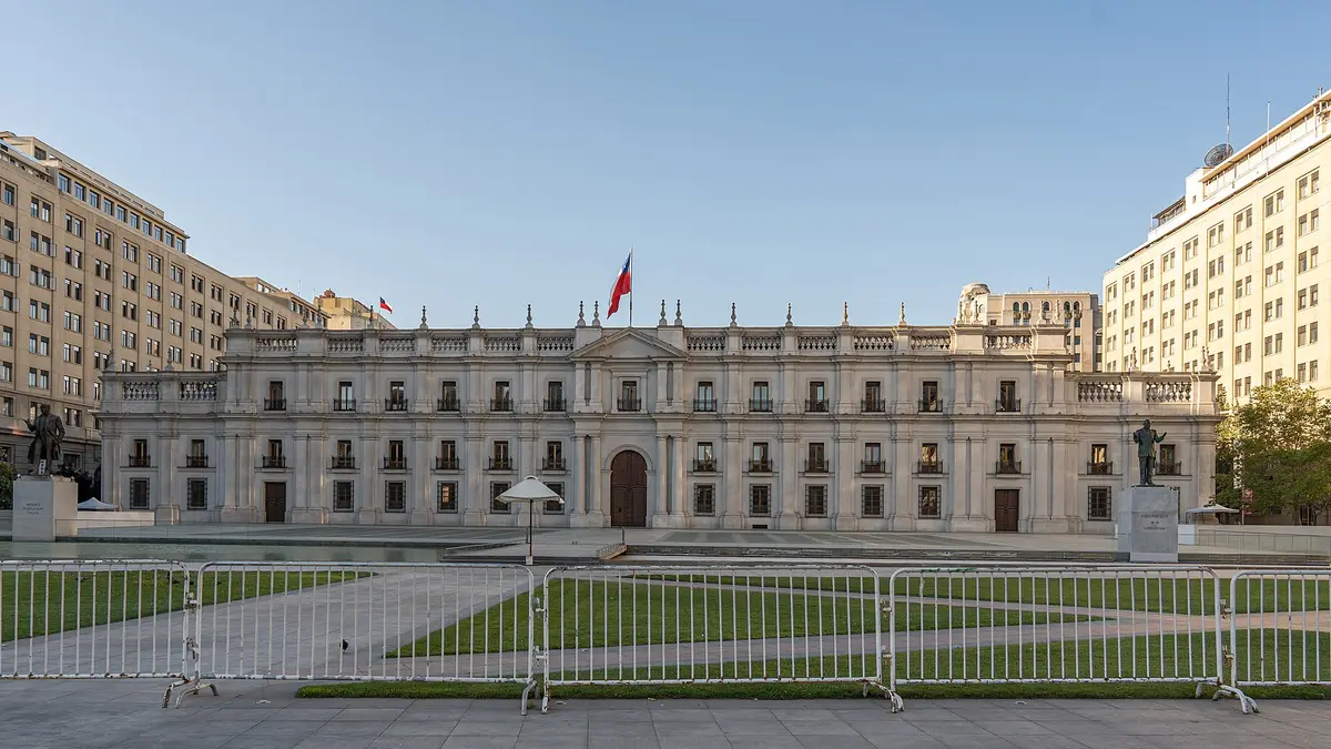 Fachada do Palácio de La Moneda em Santiago com a bandeira chilena