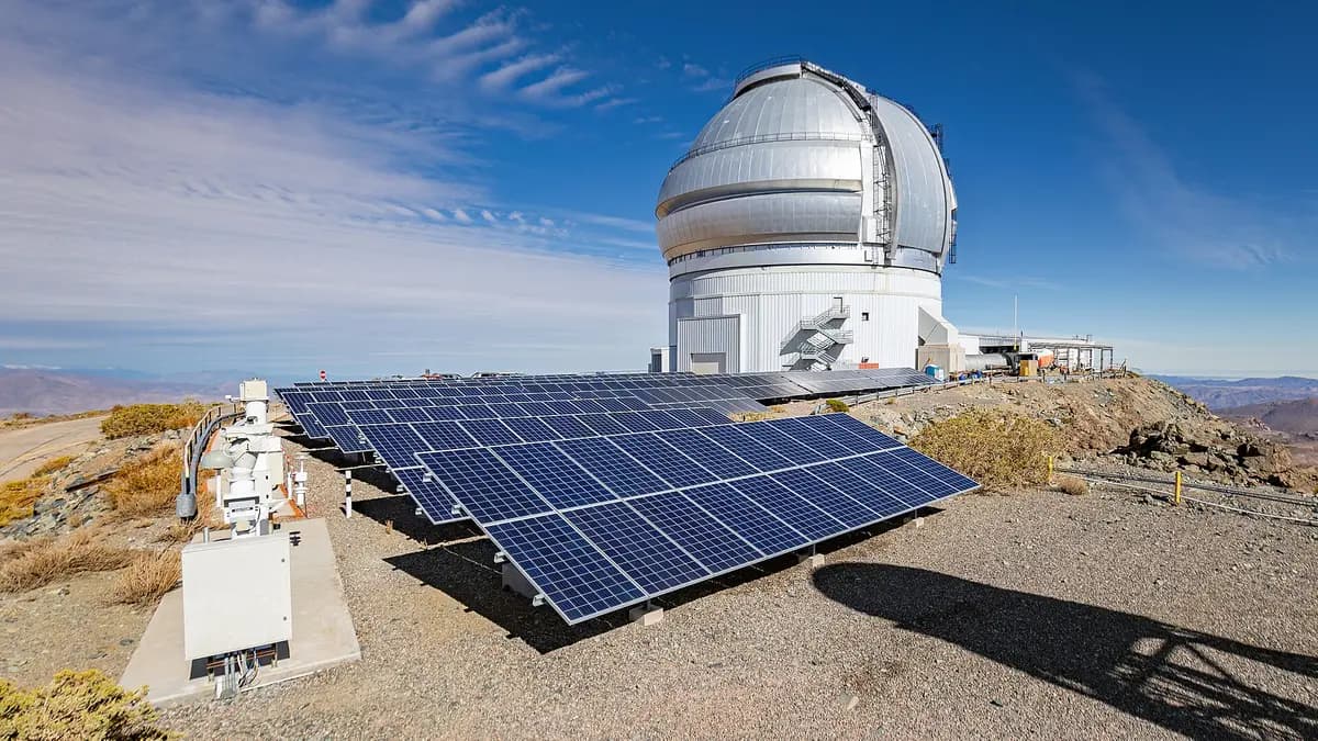 Paneles solares junto al telescopio Gemini Sur en el cerro Pachón, Región de Coquimbo
