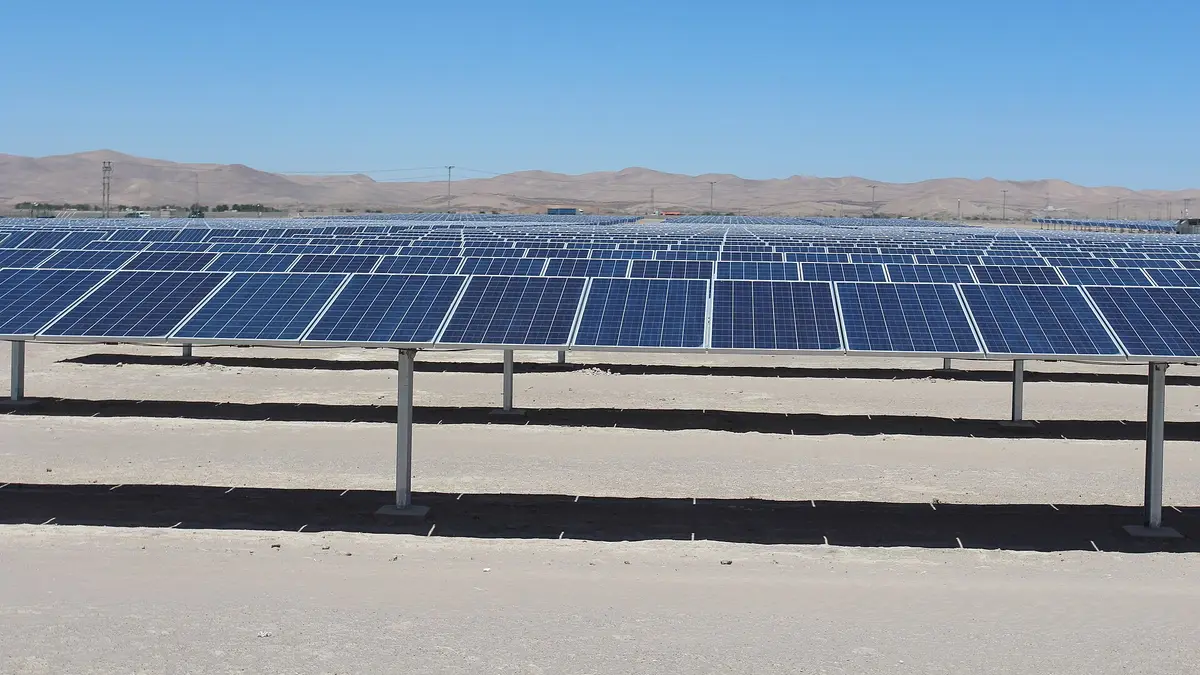 Inspeção de painéis solares em uma usina fotovoltaica de Pozo Almonte