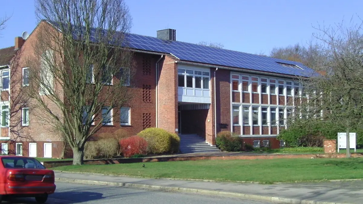 Prédio de tijolos com painéis solares em todo o telhado