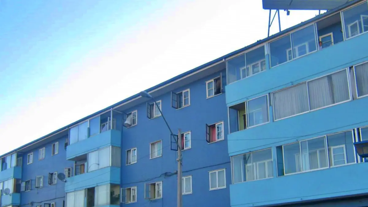 Prédios de apartamentos pintados de azul na comuna de Pedro Aguirre Cerda, Santiago