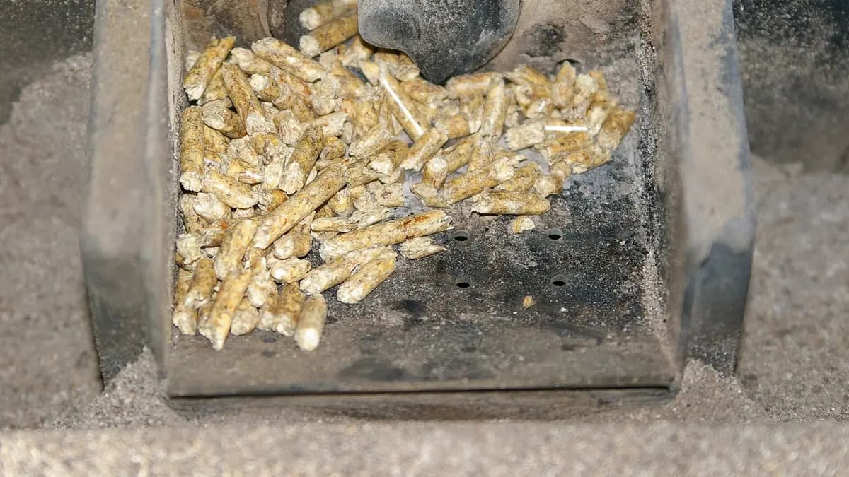 Cadinho de uma estufa a pellet com pellets dentro antes do acendimento