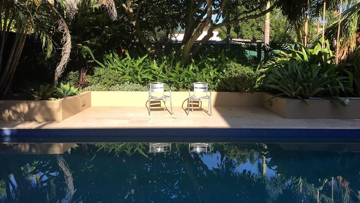 Piscina residencial con reposeras al borde del agua