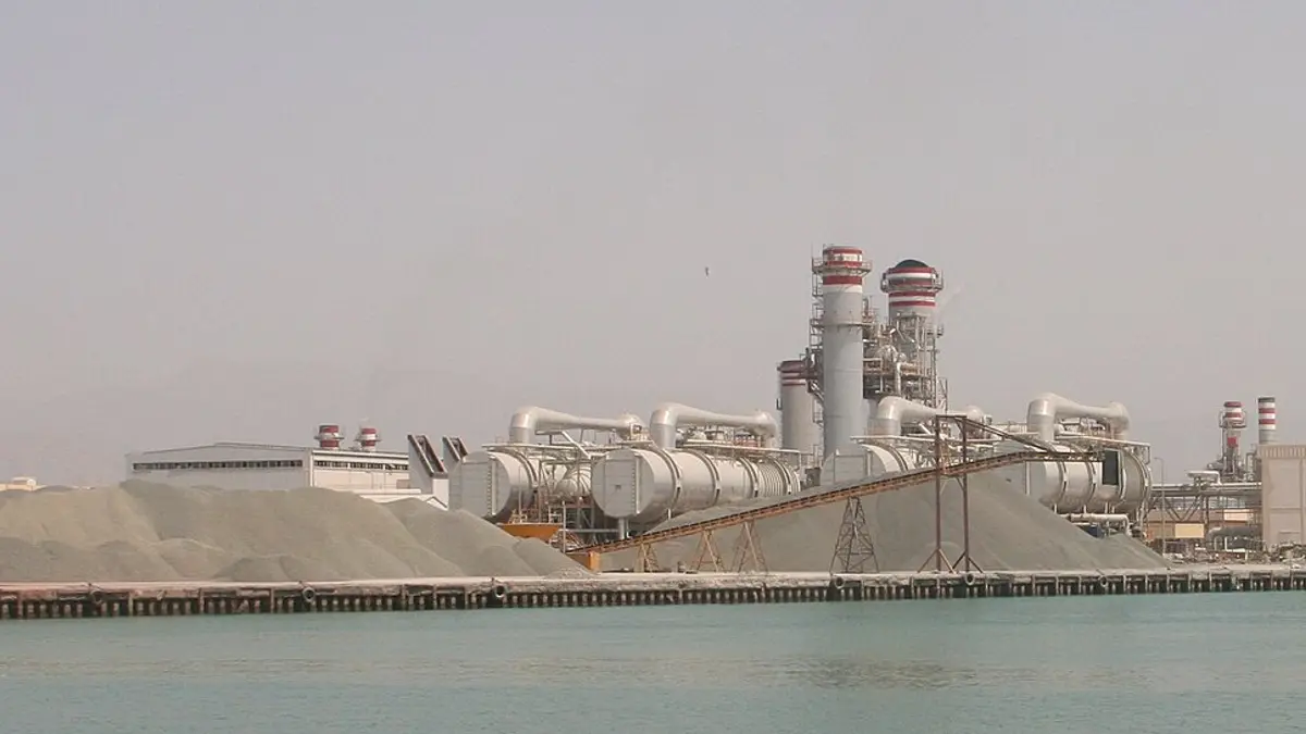 Usina de energia e dessalinização junto ao mar em Ras Al Khaimah, Emirados Árabes Unidos