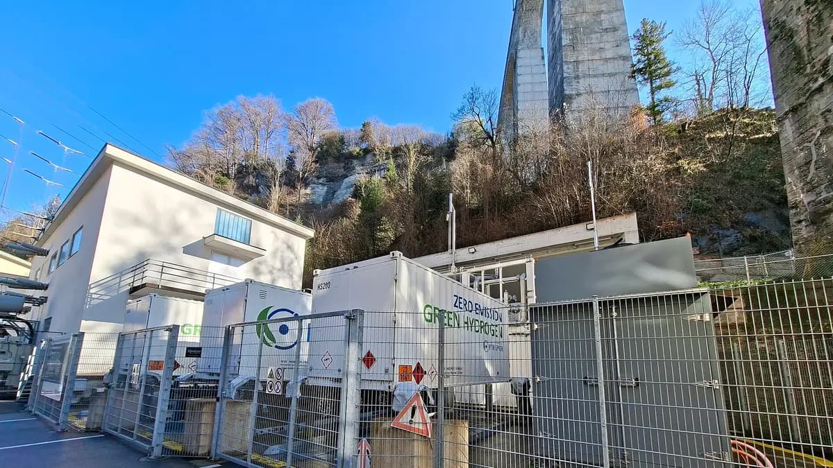 Contêineres de uma usina de produção de hidrogênio verde ao lado da hidrelétrica Kubel, em St. Gallen, Suíça