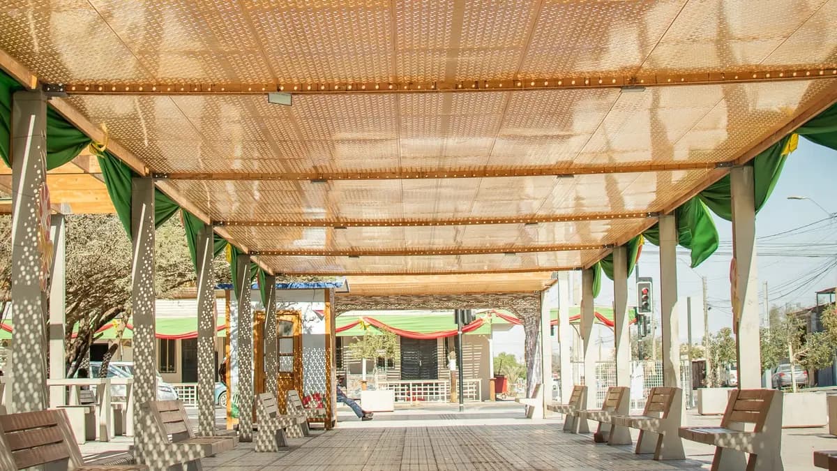 Sombradero de madera en la Plaza de Armas de Pozo Almonte