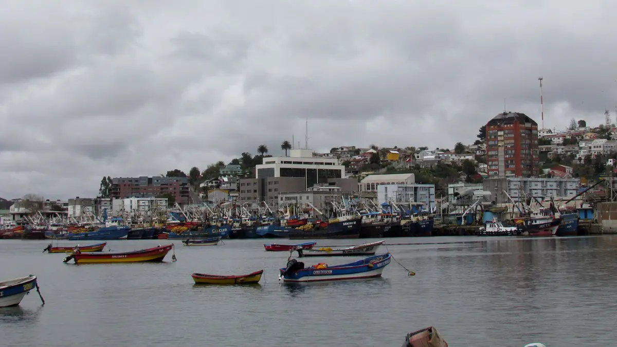 Barcos de pesca e prédios na baía de Talcahuano, na Região do Biobío