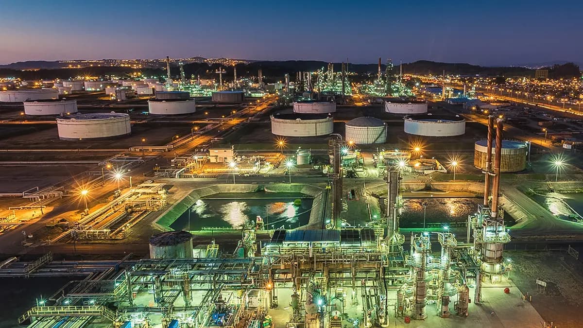 Refinaria Biobío da Enap em Hualpén, com suas torres e tanques