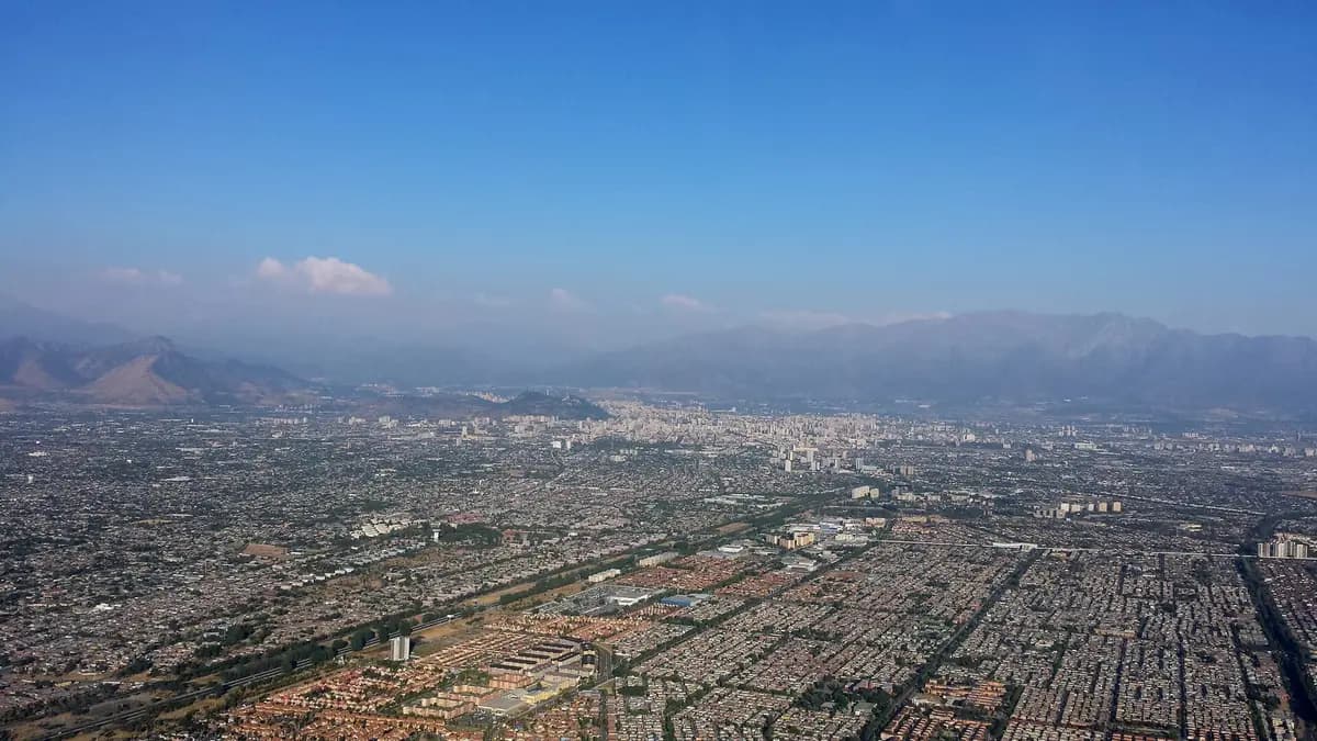 Vista aérea de Santiago com a cordilheira dos Andes ao fundo