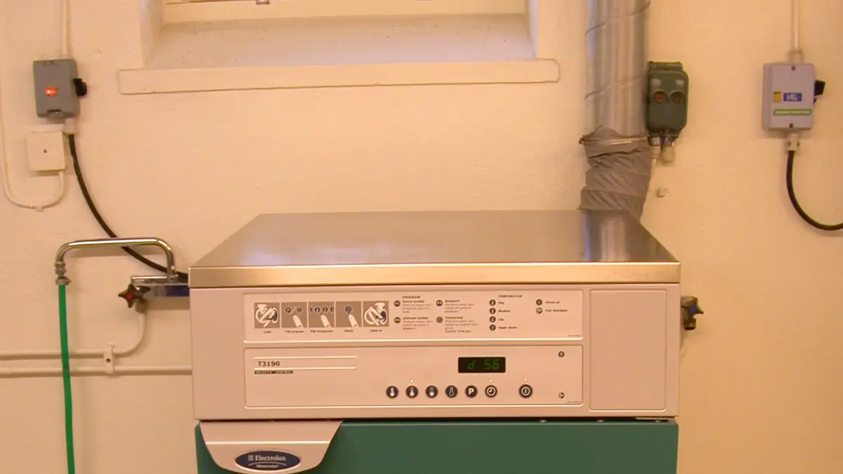 Secadora de roupas Electrolux com painel de controle instalada numa lavanderia
