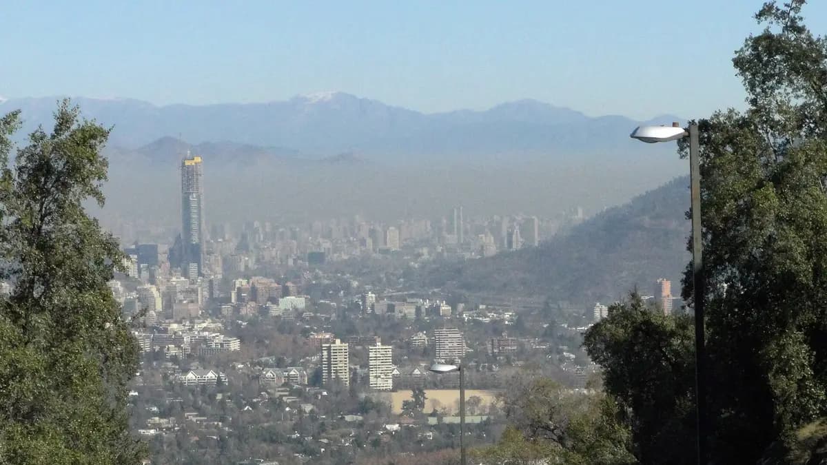 Nuvem de poluição de inverno sobre os prédios de Santiago, com a cordilheira ao fundo
