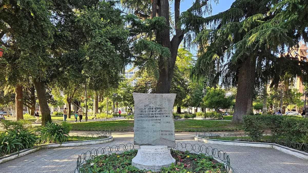Praça de Armas de Talca com árvores e um monumento de pedra