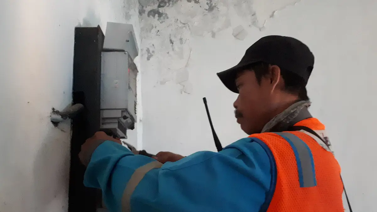 Técnico verificando um medidor elétrico em um quadro