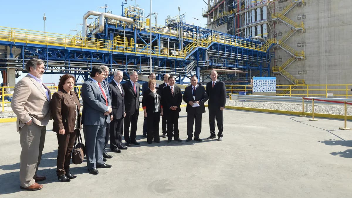 Autoridades en la inauguración de la segunda fase del terminal de regasificación de GNL de Mejillones en 2014