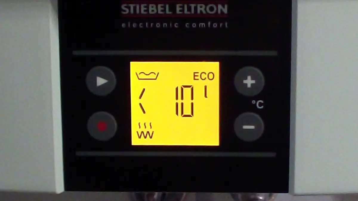 Painel digital de um aquecedor elétrico de água com tela de temperatura e botões