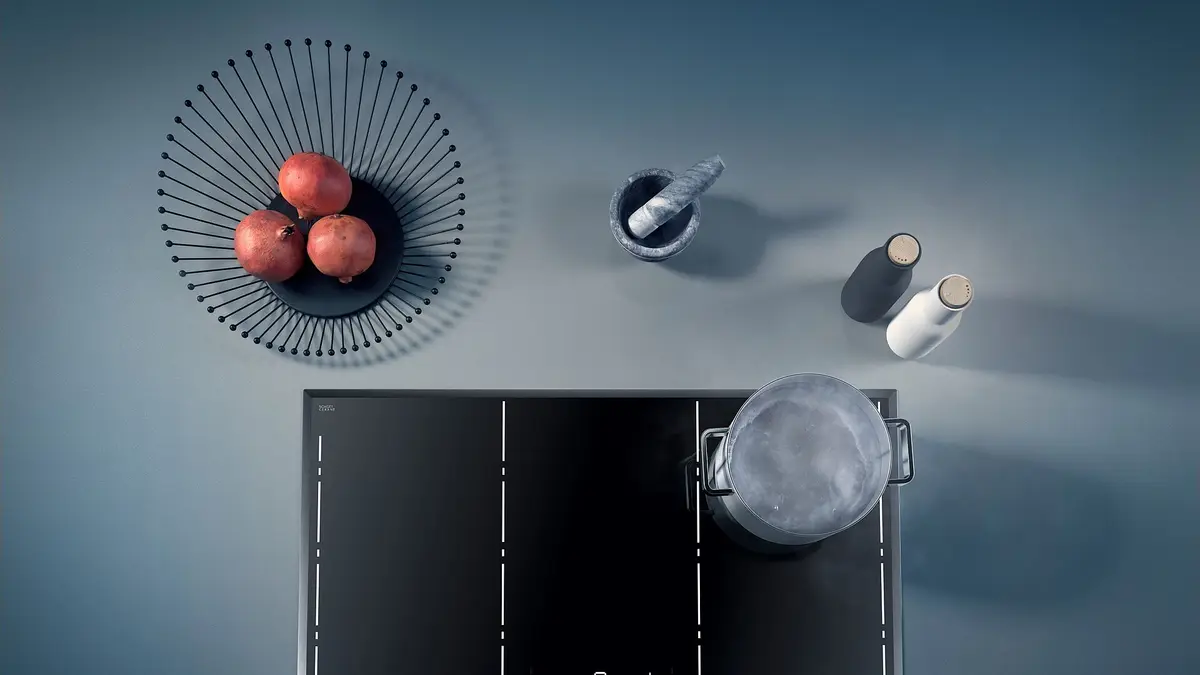 Cooktop vitrocerâmico preto com uma panela visto de cima em uma cozinha