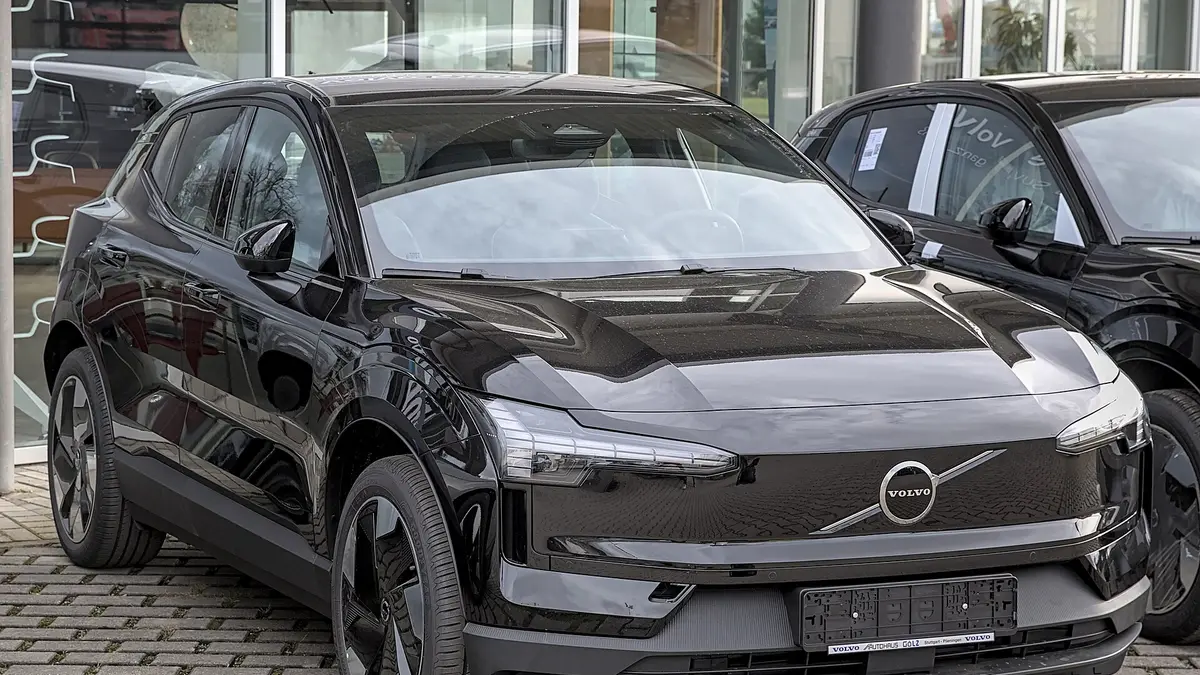 Volvo EX30 preto estacionado em uma rua de paralelepípedos